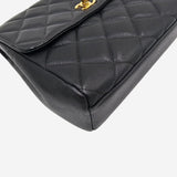 SORT CAVIAR SQUARE FLAP BAG
