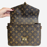 Monogram Canvas Pochette metis