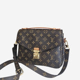 Monogram Canvas Pochette metis