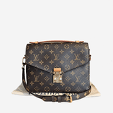 Monogram Canvas Pochette metis