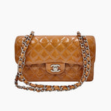 ORANGE PATENT CLASSIC FLAP SMALL taske fra brand: CHANEL - We Do Vintage