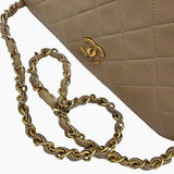 VINTAGE BEIGE FULL FLAP BAG taske fra brand: CHANEL - We Do Vintage