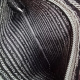 SORT NYLON CROSSBODY taske fra brand: PRADA - We Do Vintage