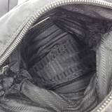 NYLON CROSSBODY taske fra brand: PRADA - We Do Vintage