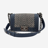 SMALL DENIM CHREVON BOY taske fra brand: CHANEL - We Do Vintage