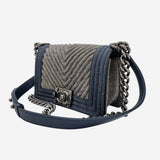 SMALL DENIM CHREVON BOY taske fra brand: CHANEL - We Do Vintage