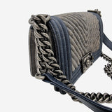 SMALL DENIM CHREVON BOY taske fra brand: CHANEL - We Do Vintage