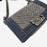 SMALL DENIM CHREVON BOY taske fra brand: CHANEL - We Do Vintage