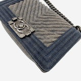 SMALL DENIM CHREVON BOY taske fra brand: CHANEL - We Do Vintage