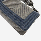 SMALL DENIM CHREVON BOY taske fra brand: CHANEL - We Do Vintage