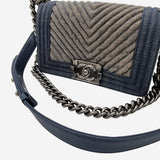 SMALL DENIM CHREVON BOY taske fra brand: CHANEL - We Do Vintage