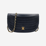 Vintage half moon flap bag taske fra brand: CHANEL - We Do Vintage
