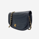 Vintage half moon flap bag taske fra brand: CHANEL - We Do Vintage