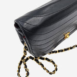 Vintage half moon flap bag taske fra brand: CHANEL - We Do Vintage