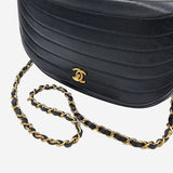 Vintage half moon flap bag taske fra brand: CHANEL - We Do Vintage