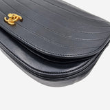 Vintage half moon flap bag taske fra brand: CHANEL - We Do Vintage