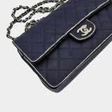 LIMITED EDITION NAVY MEDIUM CLASSIC FLAP BAG taske fra brand: CHANEL - We Do Vintage