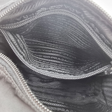 SORT NYLON CROSSBODY taske fra brand: PRADA - We Do Vintage