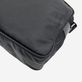 SORT NYLON CROSSBODY taske fra brand: PRADA - We Do Vintage