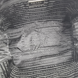 SORT NYLON CROSSBODY taske fra brand: PRADA - We Do Vintage