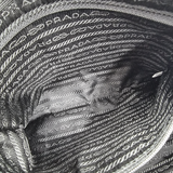 SORT NYLON CROSSBODY taske fra brand: PRADA - We Do Vintage