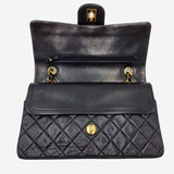 MEDIUM CLASSIC DOUBLE FLAP taske fra brand: CHANEL - We Do Vintage