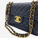 VINTAGE JUMBO SINGLE CLASSIC FLAP BAG taske fra brand: CHANEL - We Do Vintage