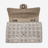 MEDIUM NEW TRAVEL LINE SINGLE FLAP BAG taske fra brand: CHANEL - We Do Vintage