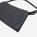 SORT EPI LÆDER POCHETTE ACCESSOIRES taske fra brand: LOUIS VUITTON - We Do Vintage