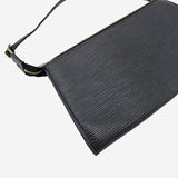 SORT EPI LÆDER POCHETTE ACCESSOIRES taske fra brand: LOUIS VUITTON - We Do Vintage