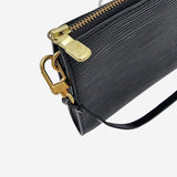 SORT EPI LÆDER POCHETTE ACCESSOIRES taske fra brand: LOUIS VUITTON - We Do Vintage