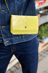 Gul velour WOC taske fra brand: CHANEL - We Do Vintage