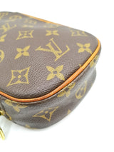 Monogram Canvas Pochette Gange taske fra brand: LOUIS VUITTON - We Do Vintage