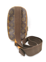Monogram Canvas Pochette Gange taske fra brand: LOUIS VUITTON - We Do Vintage