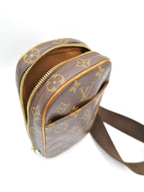 Monogram Canvas Pochette Gange taske fra brand: LOUIS VUITTON - We Do Vintage