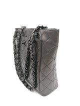 Sort black on black Tote taske fra brand: CHANEL - We Do Vintage