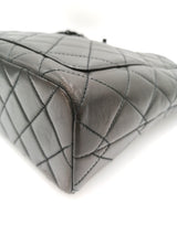 Sort black on black Tote taske fra brand: CHANEL - We Do Vintage