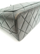 Sort black on black Tote taske fra brand: CHANEL - We Do Vintage