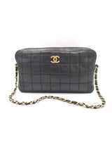 Mørkebrun Chocolate Bar shoulder bag taske fra brand: CHANEL - We Do Vintage