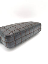 Mørkebrun Chocolate Bar shoulder bag taske fra brand: CHANEL - We Do Vintage