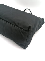 Sort large Nylon shoulder bag taske fra brand: PRADA - We Do Vintage