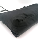 Sort large Nylon shoulder bag taske fra brand: PRADA - We Do Vintage