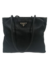 Sort large Nylon shoulder bag taske fra brand: PRADA - We Do Vintage