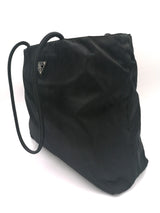Sort large Nylon shoulder bag taske fra brand: PRADA - We Do Vintage