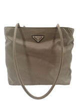 Khaki small nylon shoulder bag taske fra brand: PRADA - We Do Vintage