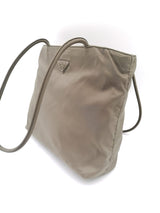Khaki small nylon shoulder bag taske fra brand: PRADA - We Do Vintage