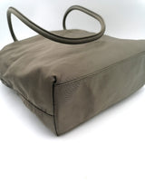 Khaki small nylon shoulder bag taske fra brand: PRADA - We Do Vintage