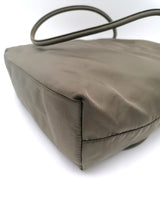 Khaki small nylon shoulder bag taske fra brand: PRADA - We Do Vintage