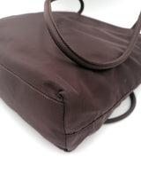 Brun small nylon shoulder bag taske fra brand: PRADA - We Do Vintage