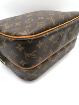 Monogram Canvas Reporter PM taske fra brand: LOUIS VUITTON - We Do Vintage